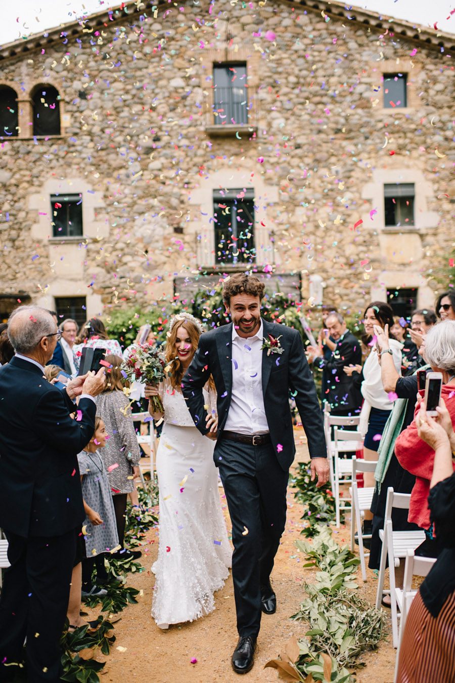 CLARA & TOMMY: BODA EN EL EMPORDÀ salida-novios-2 