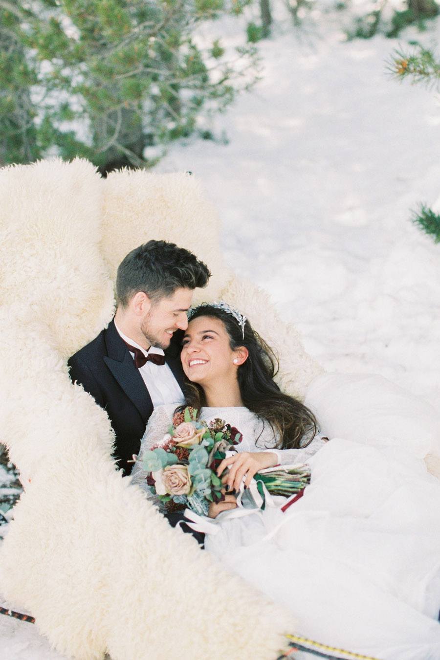 UNA ROMÁNTICA BODA DE INVIERNO trineo-novios 