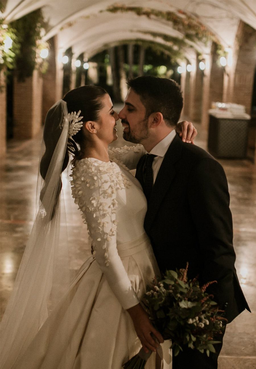 Mª CARMEN & DANI: UNA BODA LLENA DE LUZ abrazo-novios 