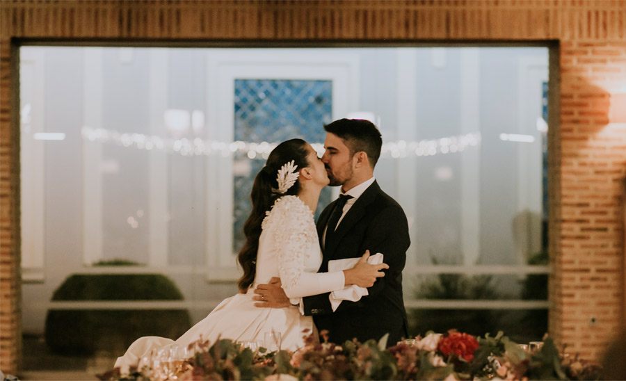 Mª CARMEN & DANI: UNA BODA LLENA DE LUZ beso-novios 