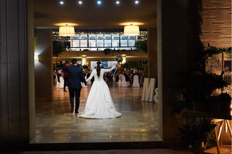 Mª CARMEN & DANI: UNA BODA LLENA DE LUZ entrada-novios 