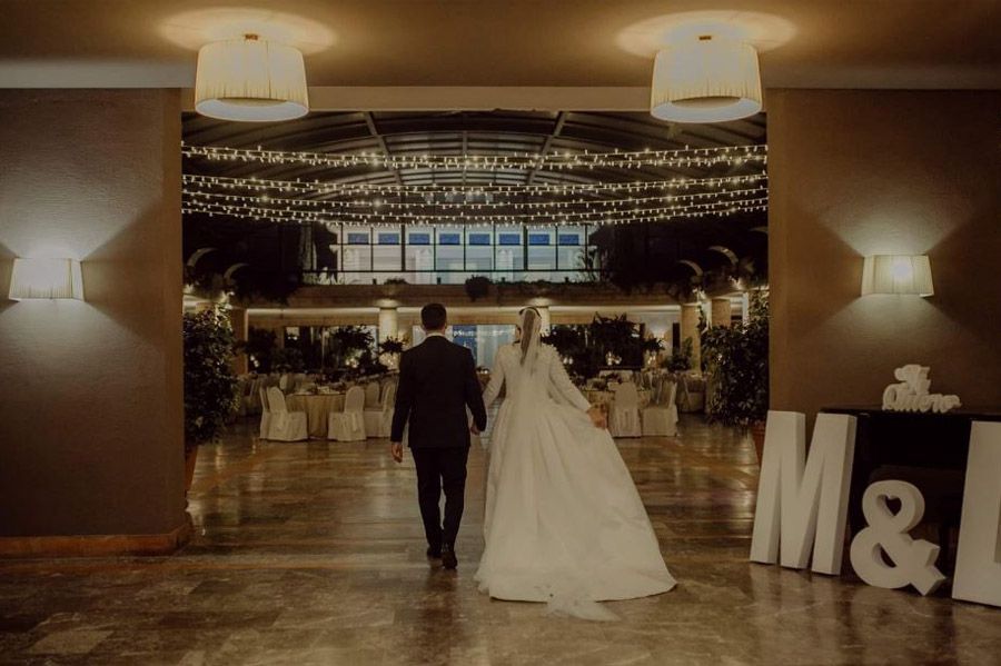 Mª CARMEN & DANI: UNA BODA LLENA DE LUZ entrada-salon-novios 