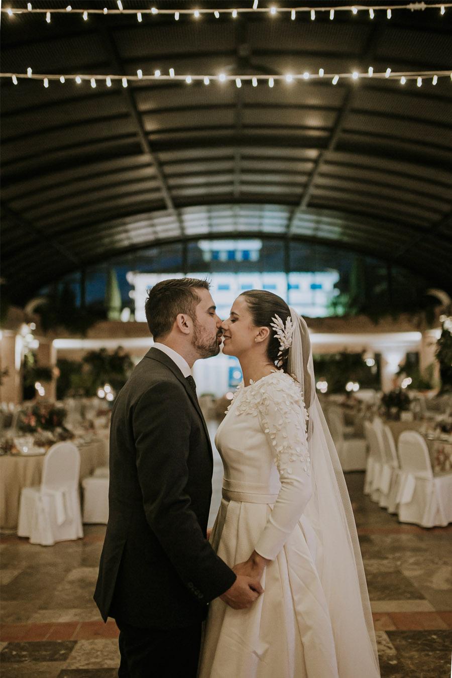 Mª CARMEN & DANI: UNA BODA LLENA DE LUZ novios-beso 