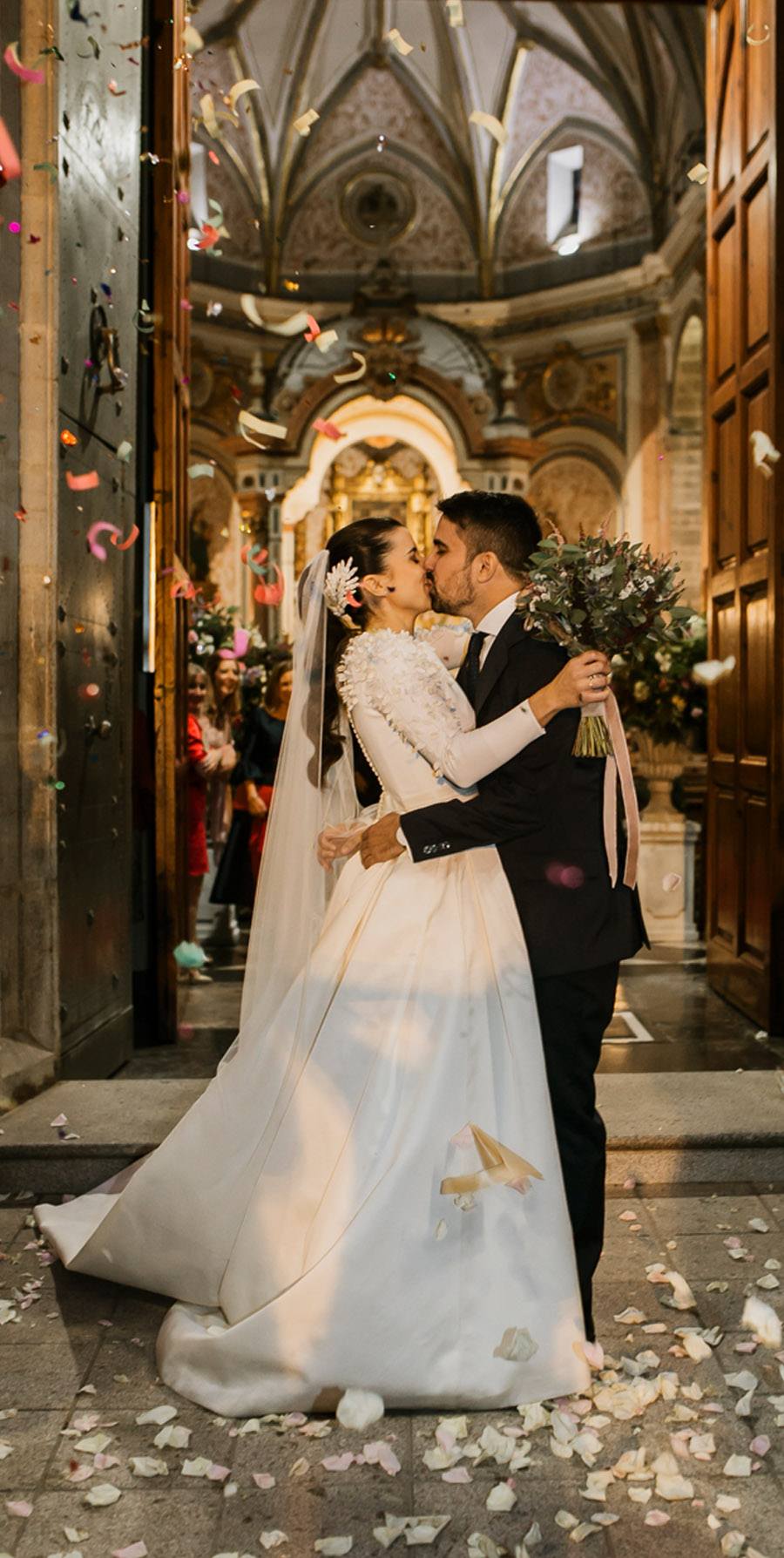 Mª CARMEN & DANI: UNA BODA LLENA DE LUZ salida-novios 