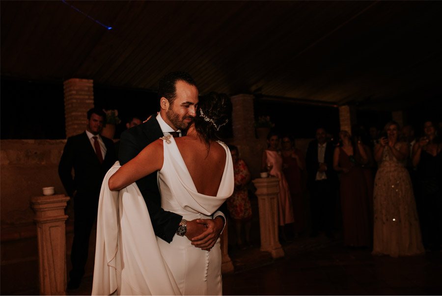 ANDREA & ADRIANO: UNA BODA LLENA DE LUZ baile-novios 