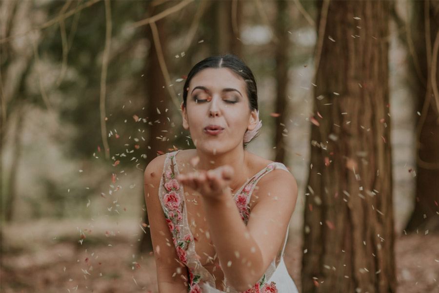 BODA MÁGICA EN EL BOSQUE beso-novia 