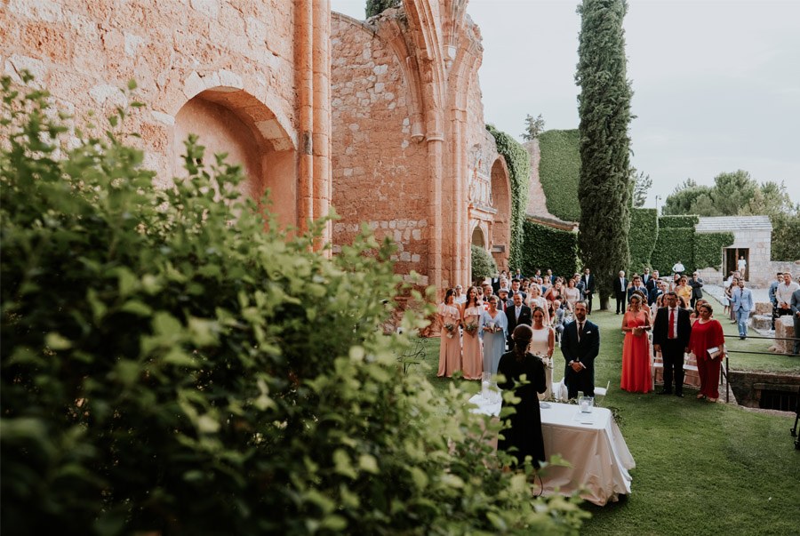 ANDREA & ADRIANO: UNA BODA LLENA DE LUZ ceremonia-aire-libre 