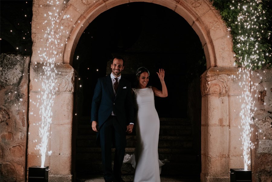 ANDREA & ADRIANO: UNA BODA LLENA DE LUZ entrada-novios 