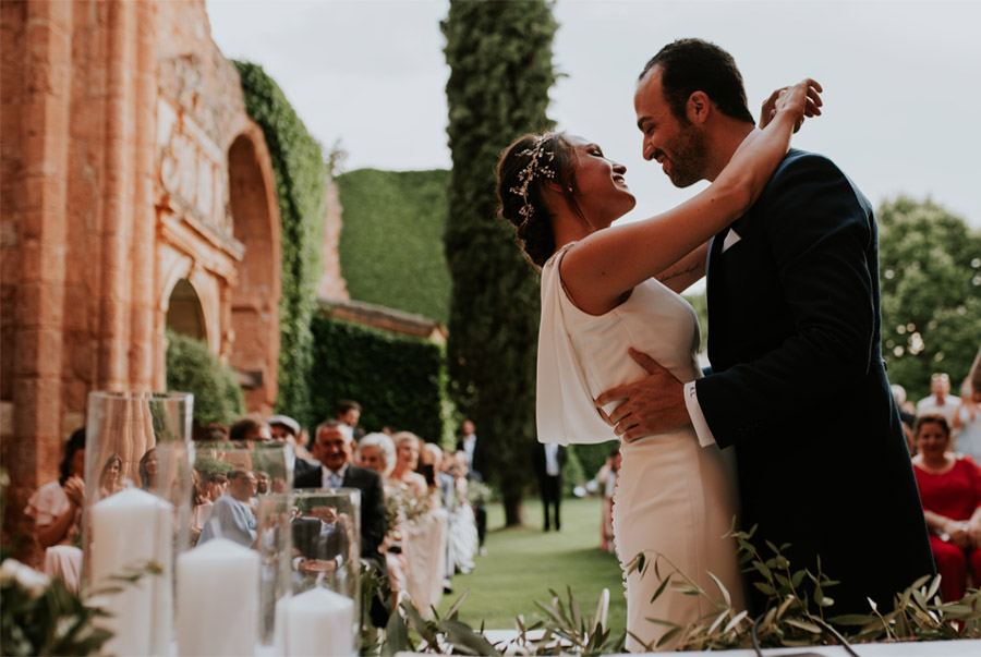 ANDREA & ADRIANO: UNA BODA LLENA DE LUZ novios-abrazo 