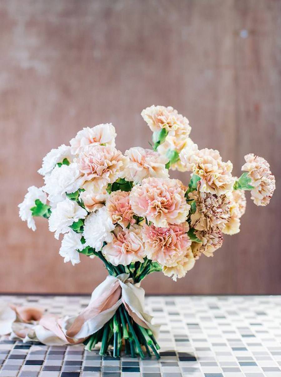 DECORACIÓN DE BODA CON CLAVELES ramo-novia-claveles 