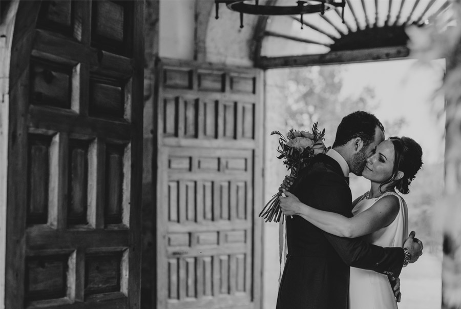 ANDREA & ADRIANO: UNA BODA LLENA DE LUZ salida-novios 