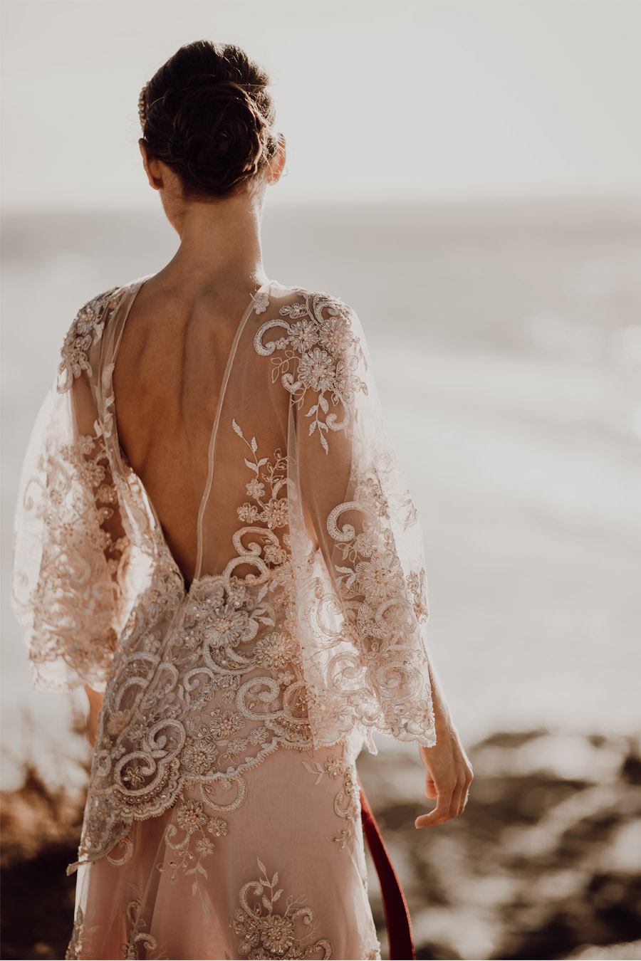 LAURE & MAURI: AMOR POR UNA ISLA vestido-novia-espalda 