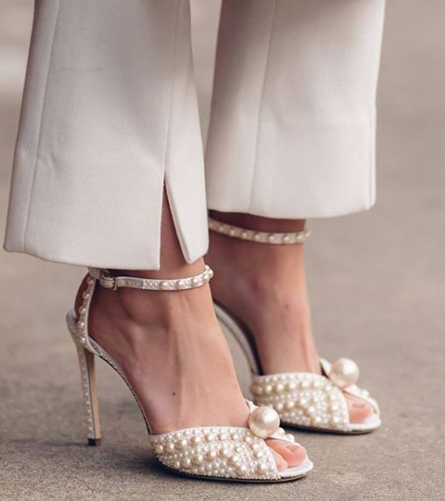 5 SANDALIAS QUE NO PUEDEN FALTAR EN TU LOOK DE INVITADA invitada-con-sandalias 