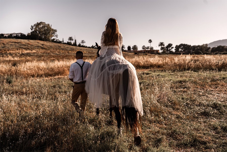 JESSICA & JUAN: WINDS OF LOVE paseo-caballo-novios 