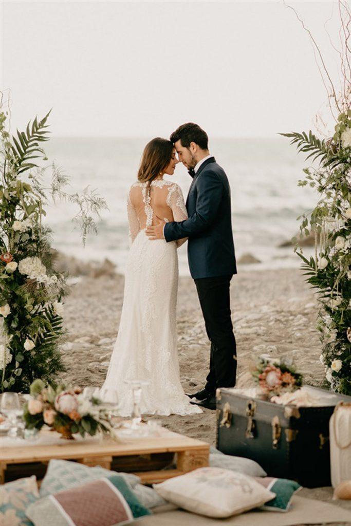 KAIROS, EL ARTE DE BUSCAR EL MOMENTO ADECUADO boda-playa-ediorial-683x1024 