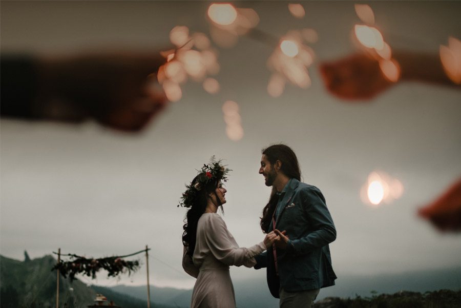 VERÓNICA Y AITOR: CUANDO EL AMOR TODO LO PUEDE luces-boda 