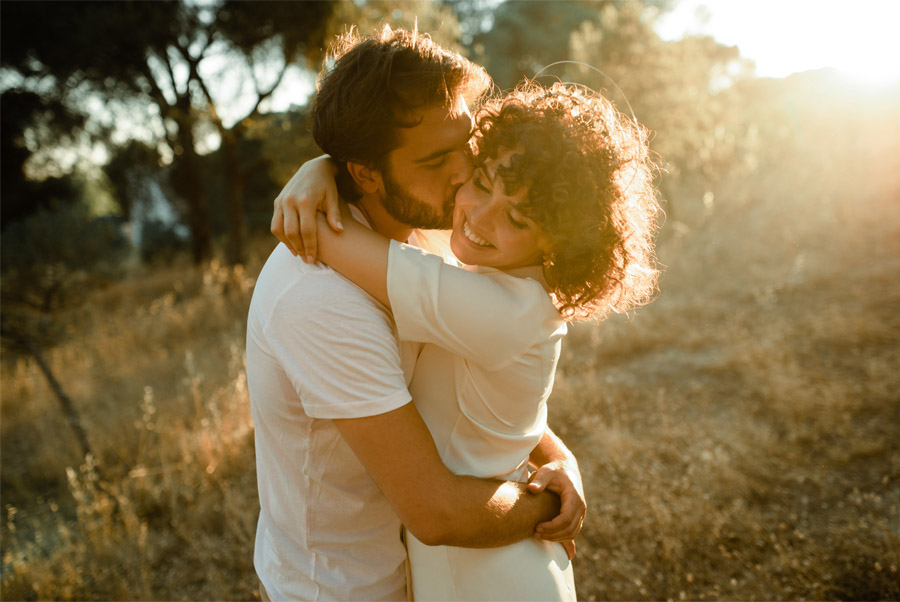 APUESTA POR UNA BODA PICNIC abrazo-novios-2 