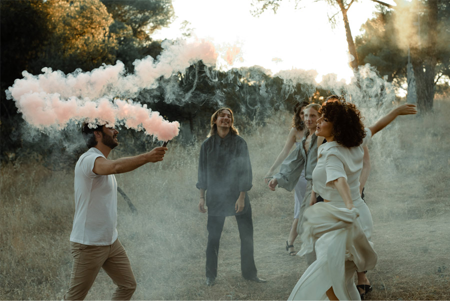 APUESTA POR UNA BODA PICNIC bengalas-humo-boda 