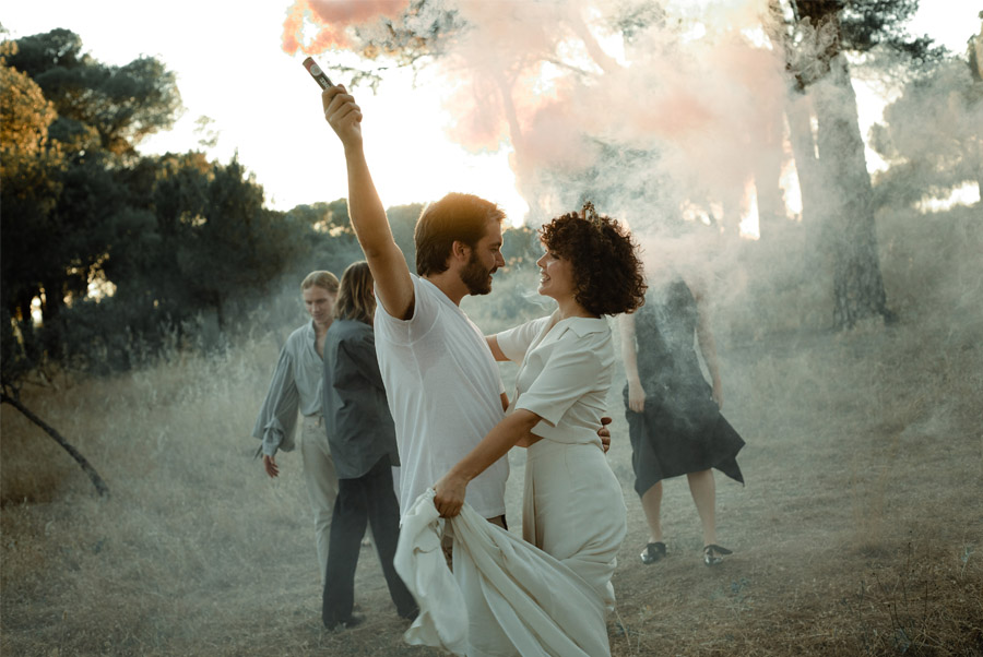 APUESTA POR UNA BODA PICNIC humo-colores-boda 