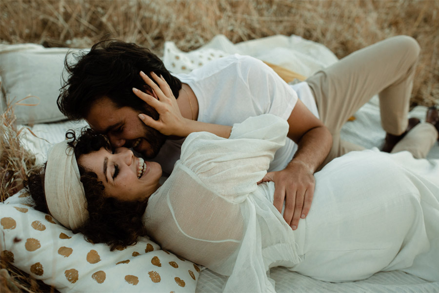 APUESTA POR UNA BODA PICNIC novios-abrazo 