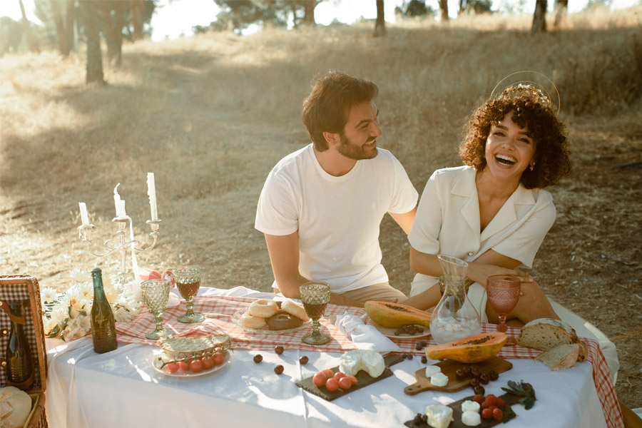 APUESTA POR UNA BODA PICNIC novios-picnic 