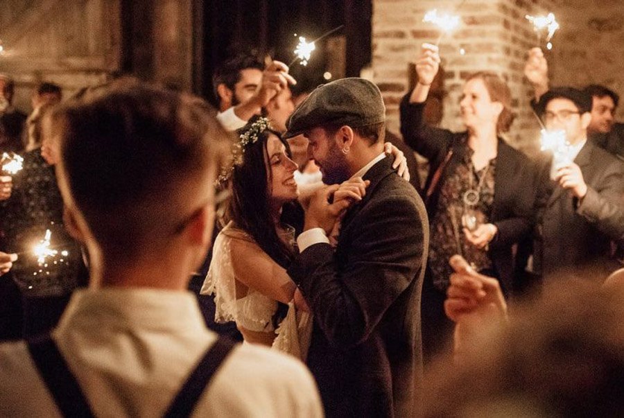 MÉLANIE & THIBAUT: UNA BODA BOHEMIA EN LA REGIÓN DE PARÍS baile-novios-2 