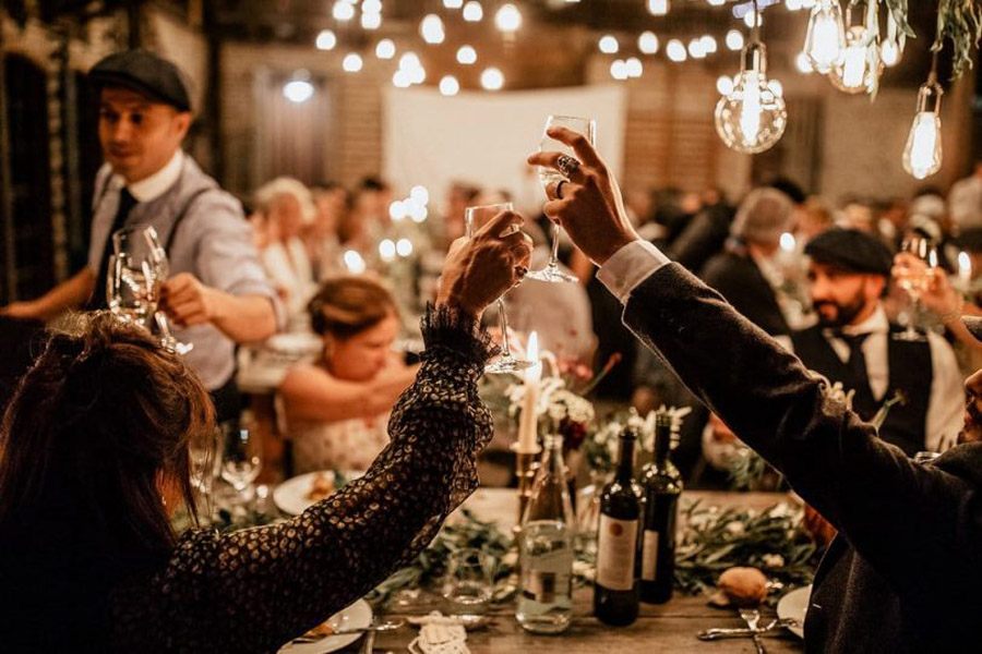 MÉLANIE & THIBAUT: UNA BODA BOHEMIA EN LA REGIÓN DE PARÍS brindis-novios-1 