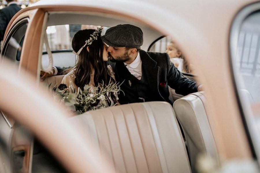 MÉLANIE & THIBAUT: UNA BODA BOHEMIA EN LA REGIÓN DE PARÍS coche-novios 