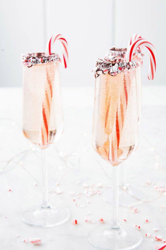 3 IDEAS DE CÓCTELES NAVIDEÑOS QUE SORPRENDERÁN A TUS INVITADOS coctel-champan-navidad-683x1024 