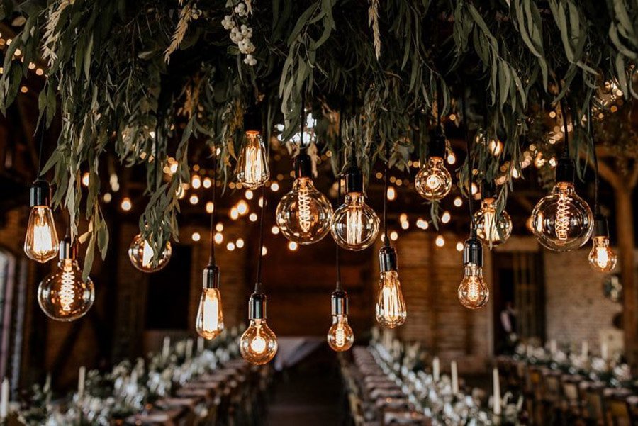 MÉLANIE & THIBAUT: UNA BODA BOHEMIA EN LA REGIÓN DE PARÍS luces-boda 