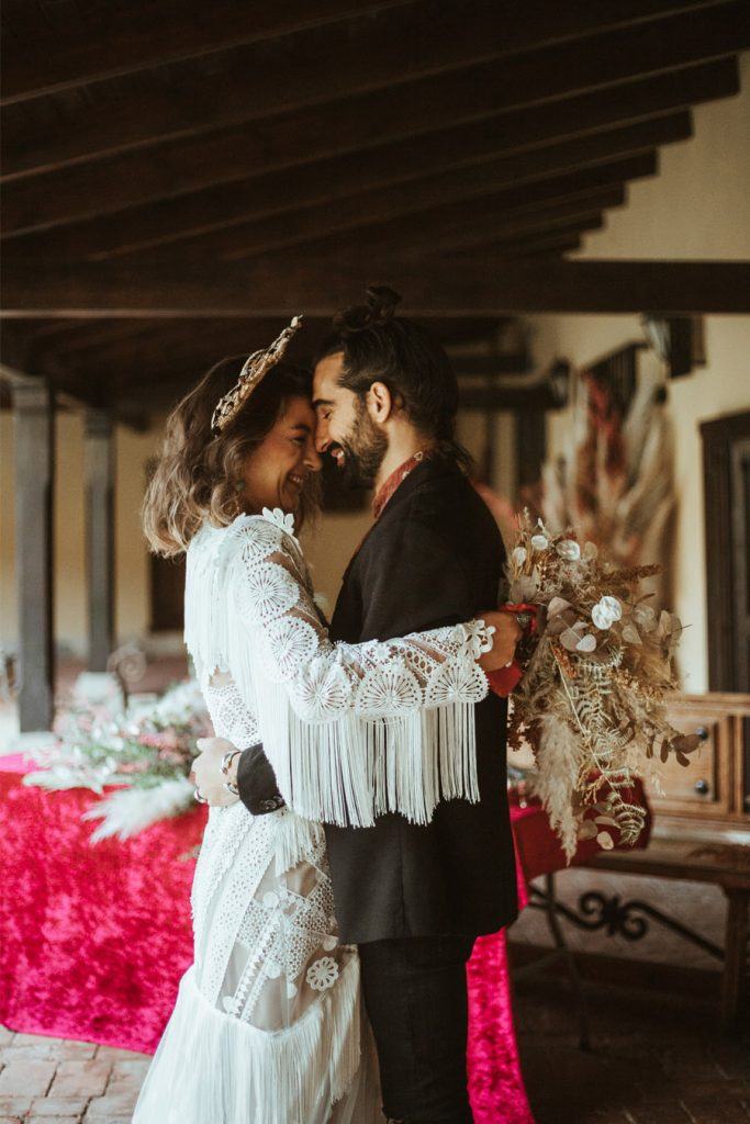 BODA EN UN CASERÍO CASTELLANO abrazo-novios-683x1024 