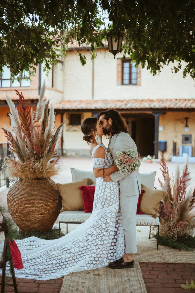 BODA EN UN CASERÍO CASTELLANO beso-novios-683x1024 