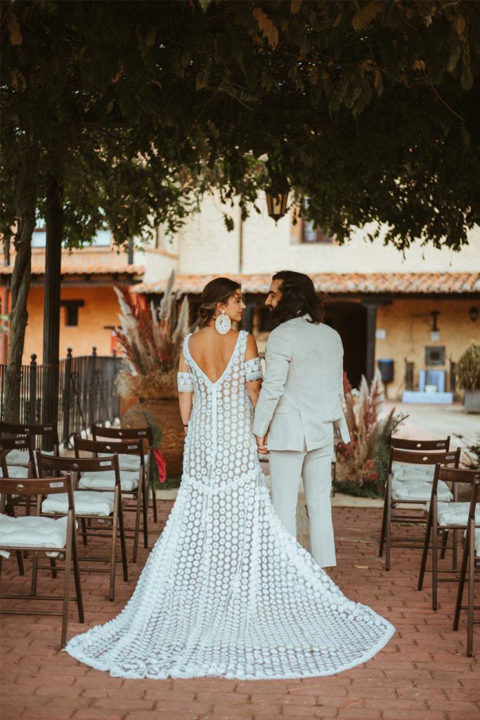 BODA EN UN CASERÍO CASTELLANO entrada-novios-683x1024 