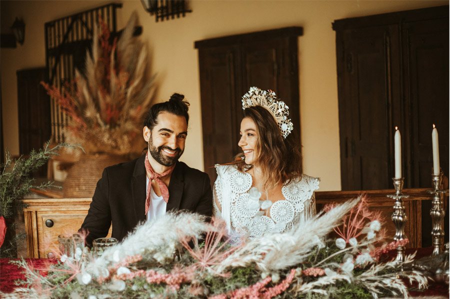 BODA EN UN CASERÍO CASTELLANO mesa-novios 