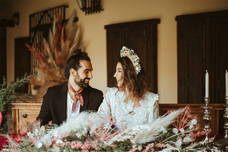 BODA EN UN CASERÍO CASTELLANO novios-mesa 