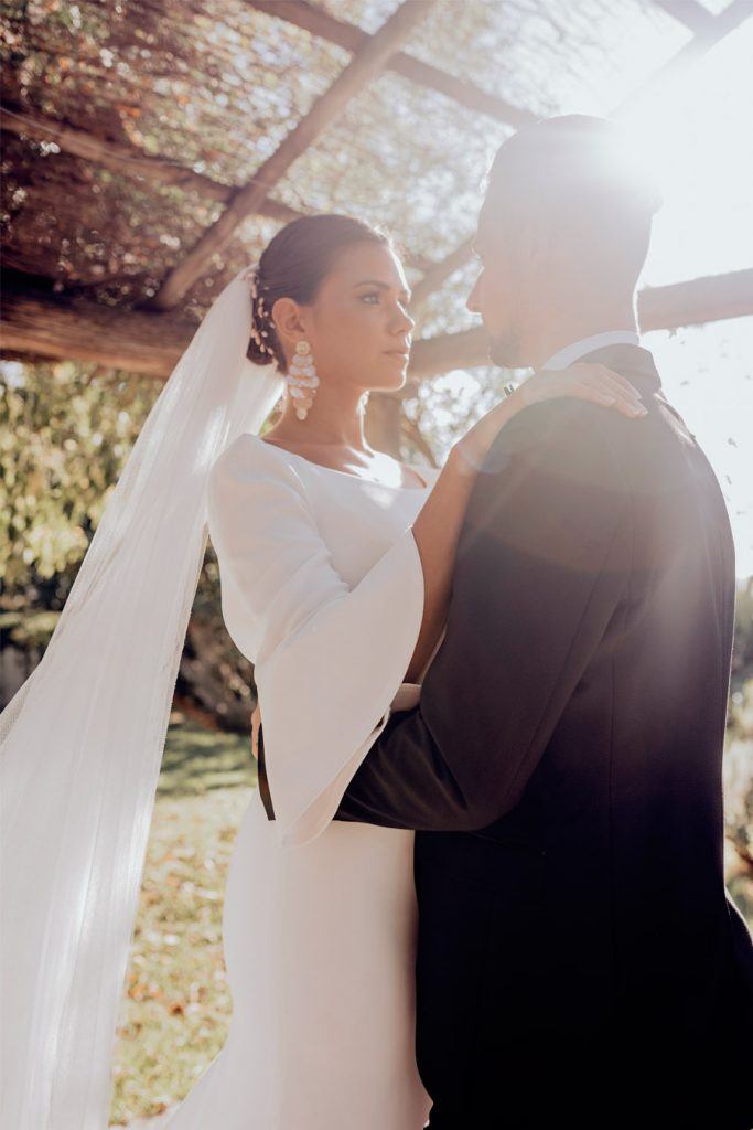 UNA BODA DE INVIERNO EN MALLORCA abrazo-novios-683x1024 