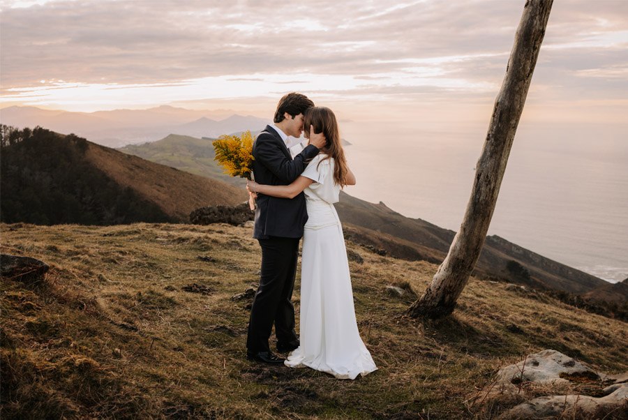 UNA BODA ÍNTIMA EN EL MONTE VASCO beso-novios-1 