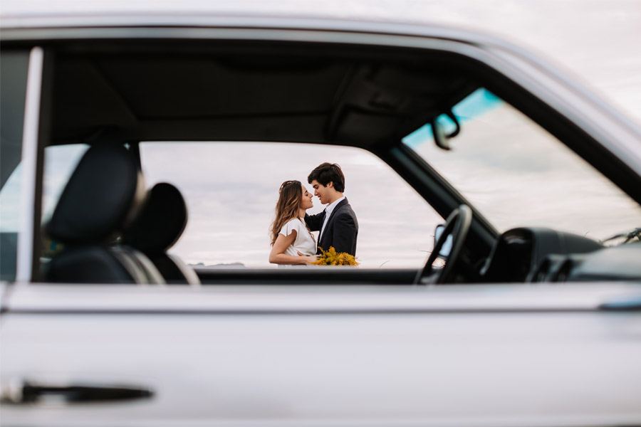 UNA BODA ÍNTIMA EN EL MONTE VASCO coche-novios 