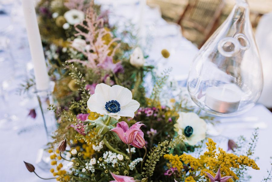 UNA BODA ÍNTIMA EN EL MONTE VASCO flores-mesa-boda 