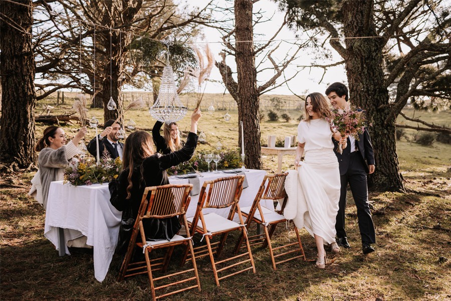 UNA BODA ÍNTIMA EN EL MONTE VASCO llegada-novios 