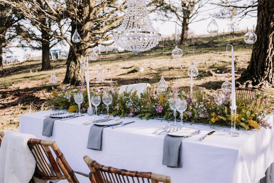 UNA BODA ÍNTIMA EN EL MONTE VASCO mesa-boda-bosque 