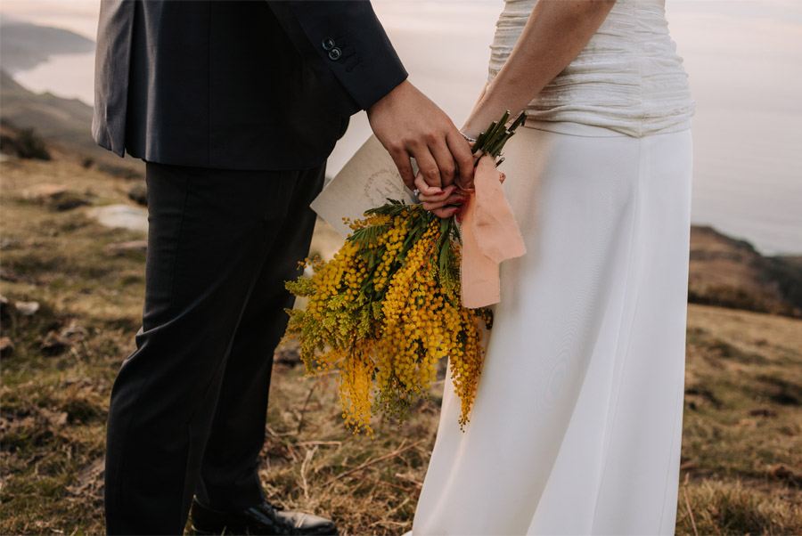 UNA BODA ÍNTIMA EN EL MONTE VASCO novia-ramo 