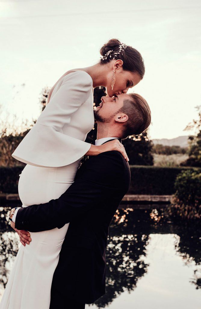 UNA BODA DE INVIERNO EN MALLORCA novios-beso-668x1024 