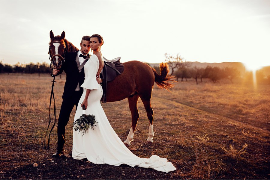 UNA BODA DE INVIERNO EN MALLORCA novios-paseo-caballo 