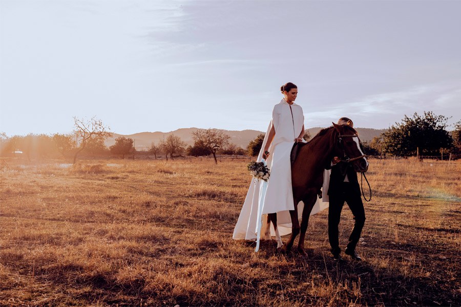 UNA BODA DE INVIERNO EN MALLORCA paseo-caballo-novios 