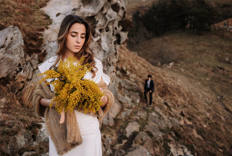 UNA BODA ÍNTIMA EN EL MONTE VASCO ramo-novia-mimosas-1 