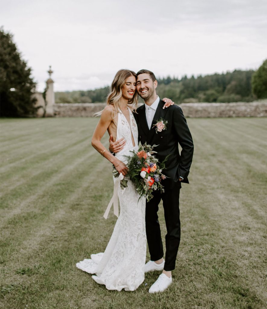 ZOE & JACOB: BODA EN LA CAMPIÑA INGLESA abrazo-novios-1-885x1024 