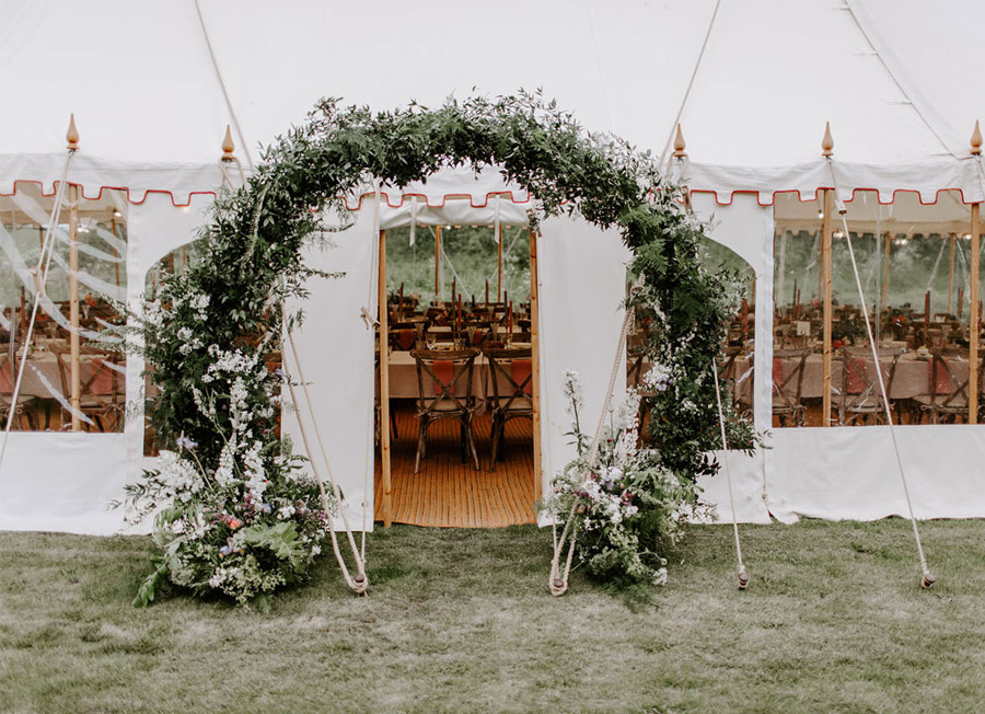 ZOE & JACOB: BODA EN LA CAMPIÑA INGLESA arco-flores-boda 