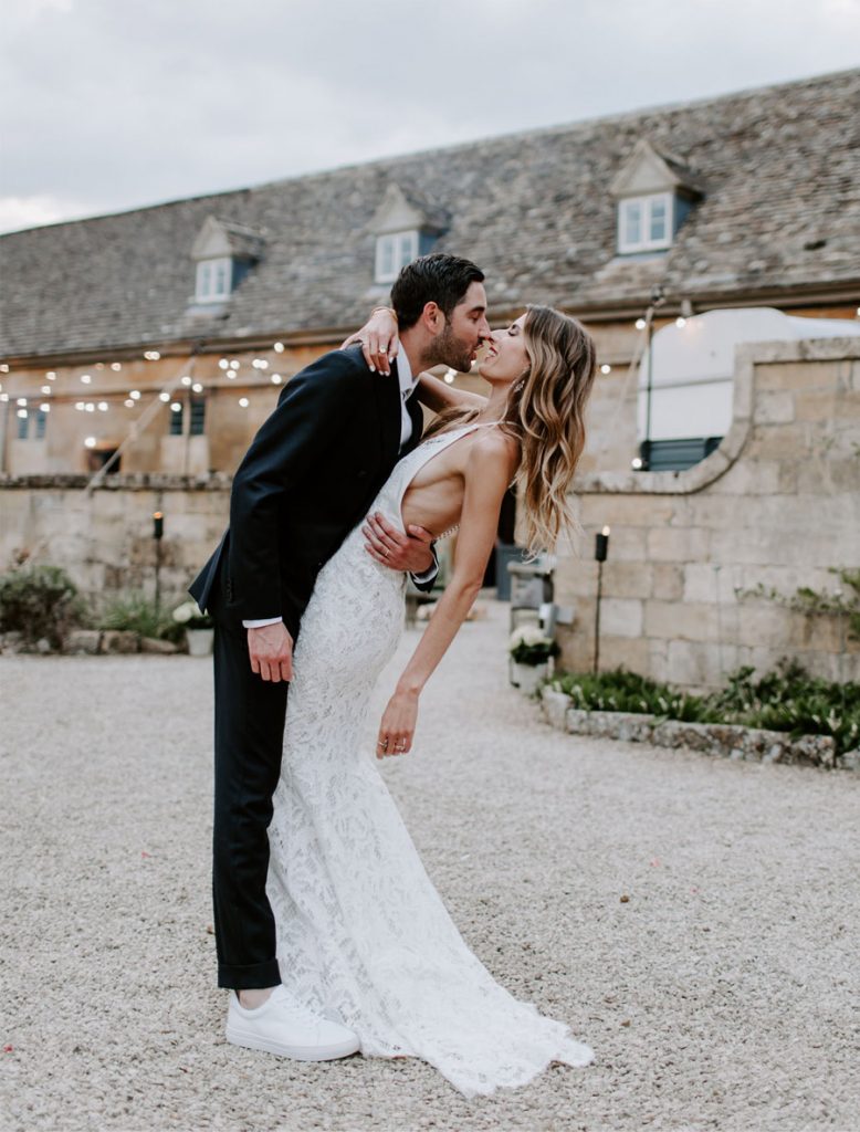 ZOE & JACOB: BODA EN LA CAMPIÑA INGLESA beso-novios-1-778x1024 