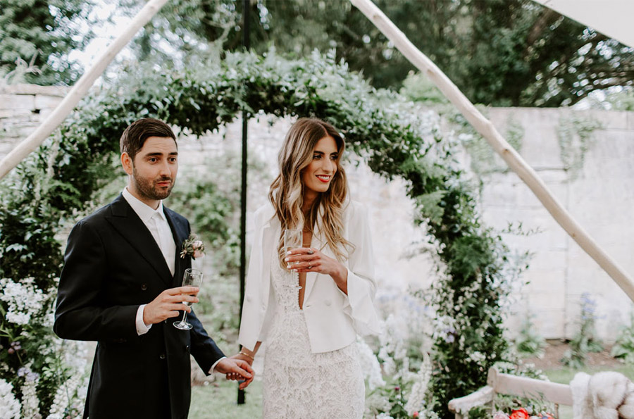 ZOE & JACOB: BODA EN LA CAMPIÑA INGLESA brindis-novios-1 